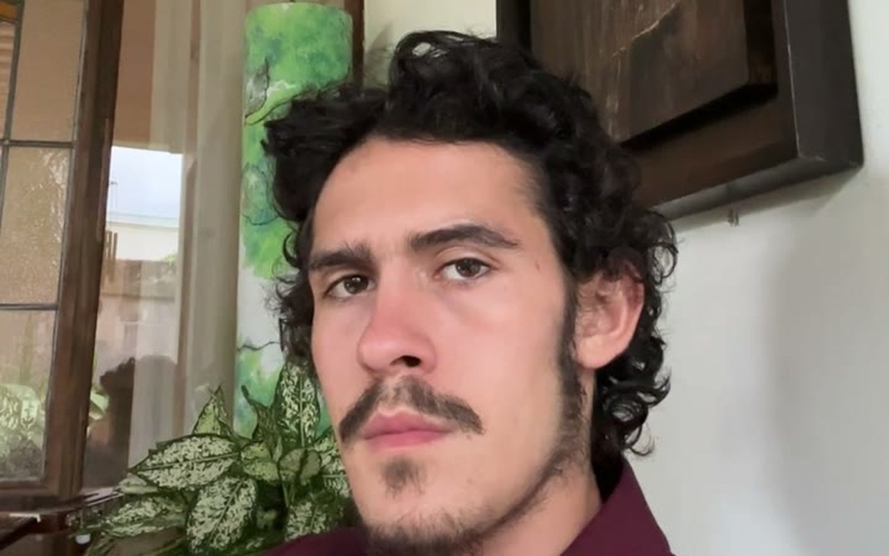 Video crudo grabado con el celular, un hombre habla a cámara