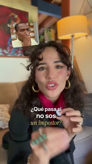 Momento 1: una mujer habla a cámara y abajo se escribe la frase «¿Qué pasa si no sos un impostor?»; arriba aparece una foto pequeña de una persona