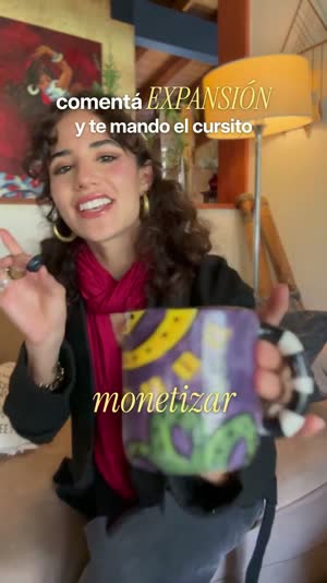 Momento 10: el cierre escrito en pantalla, «Comentá EXPANSIÓN y te mando el cursito», mientras ella sostiene una taza