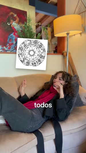 Momento 2: la mujer recostada en un sillón; aparece un dibujo de un círculo con símbolos y la palabra «todos» escrita
