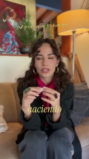 Momento 9: una nota escrita arriba con un tilde, «por qué lo hacés», mientras ella muestra un anillo